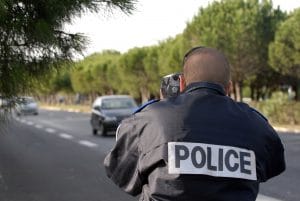 Policier qui observe une infraction routière 