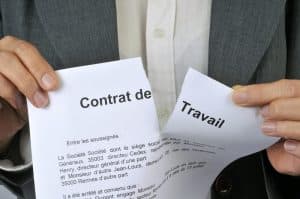 Contrat de travail se faisant déchirer.
