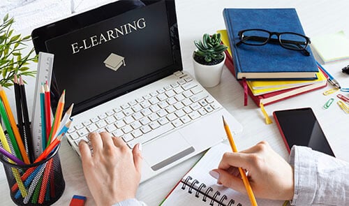Photo représentant un stagiaire faisant une formation en e-learning