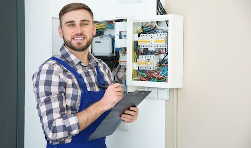 Electricien devant un tableau électrique