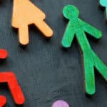 Illustration du handicap invisible avec des figurines colorées