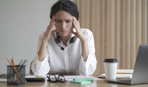 Photo d'une femme victime de risques psychosociaux