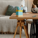 Photo qui montre une femme en situation de handicap dans un fauteuil roulant en train de travailler à distance