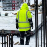 Photo d'un salarié sur un chantier en hiver.