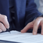 Illustration d'un employeur signant les 7 engagements pour une route plus sûre.