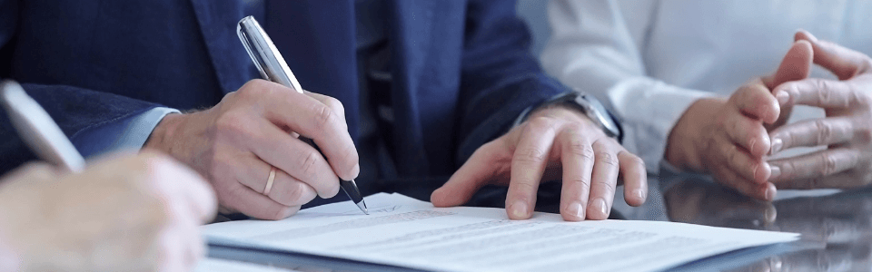Illustration d'un employeur signant les 7 engagements pour une route plus sûre.