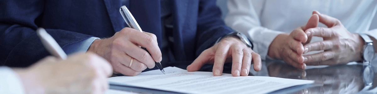 Illustration d'un employeur signant les 7 engagements pour une route plus sûre.