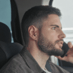 Photo d'un homme au volant au téléphone