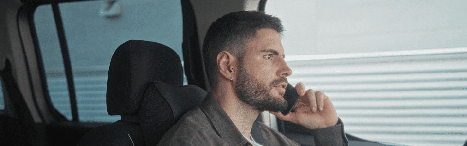 Photo d'un homme au volant au téléphone