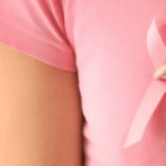 Octobre Rose ruban rose sur t-shirt rose d'une salariée