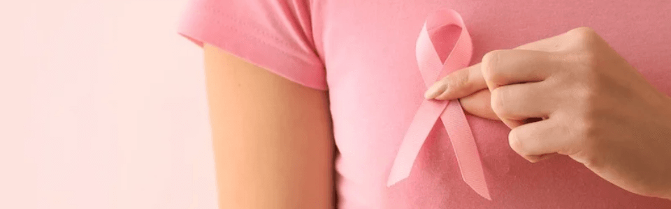 Octobre Rose ruban rose sur t-shirt rose d'une salariée