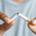 Illustration d'un salarié cassant une cigarette en deux pour représenter l'arrêt du tabac et le sevrage tabagique