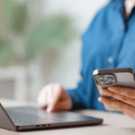 Salarié utilisant son téléphone portable durant son travail en entreprise.