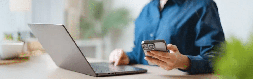 Salarié utilisant son téléphone portable durant son travail en entreprise.