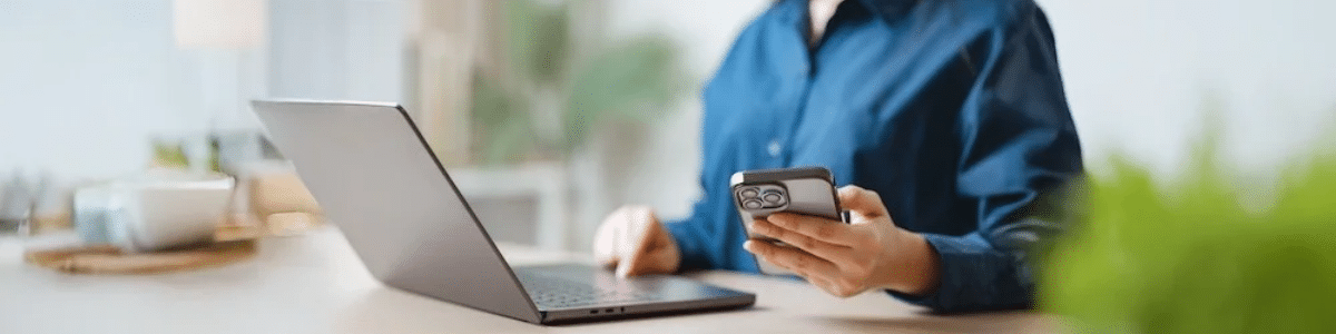 Salarié utilisant son téléphone portable durant son travail en entreprise.