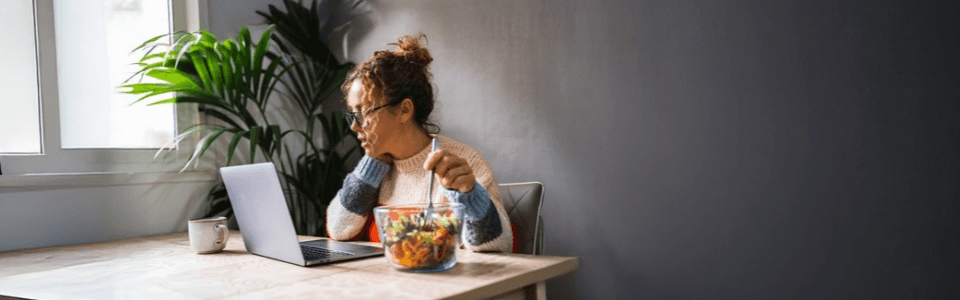 Salariée qui mange une salade équilibrée pour illustrer l'importance d'une bonne alimentation lors de l'arrêt du tabac